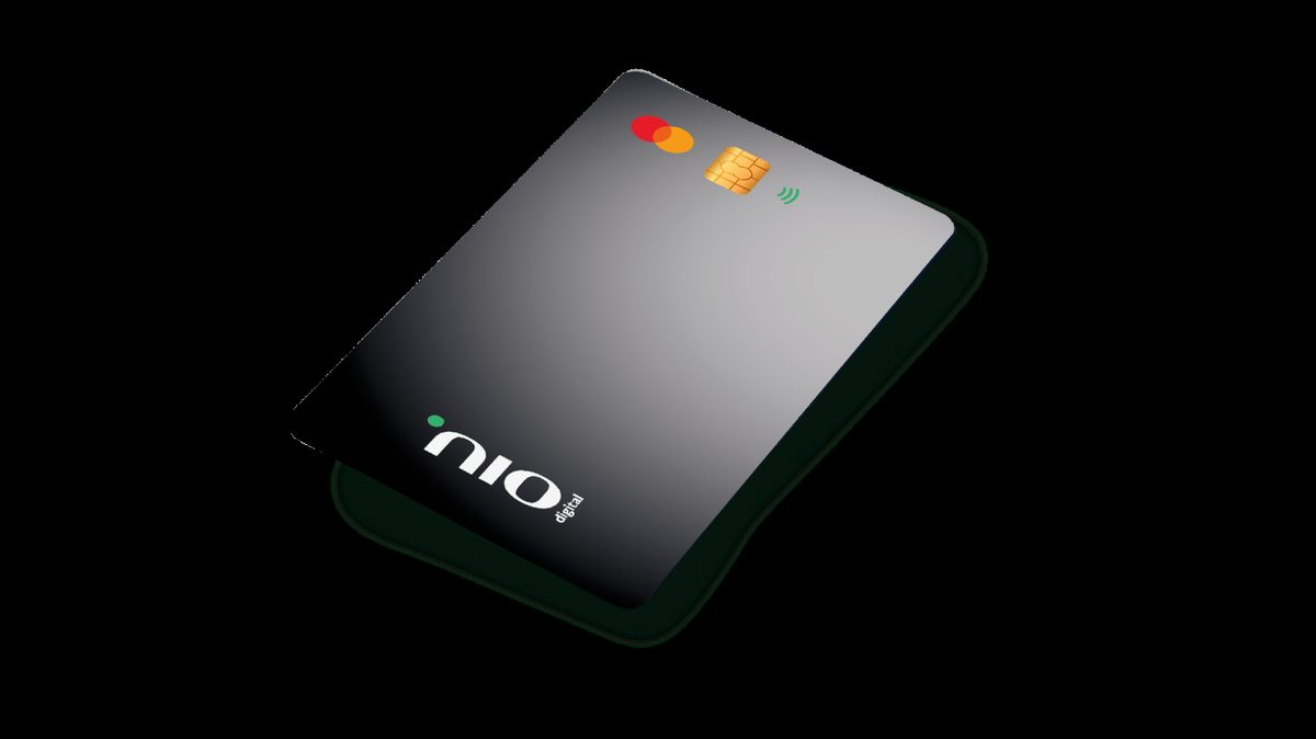 Cartão NIO preto sobre superfície clara